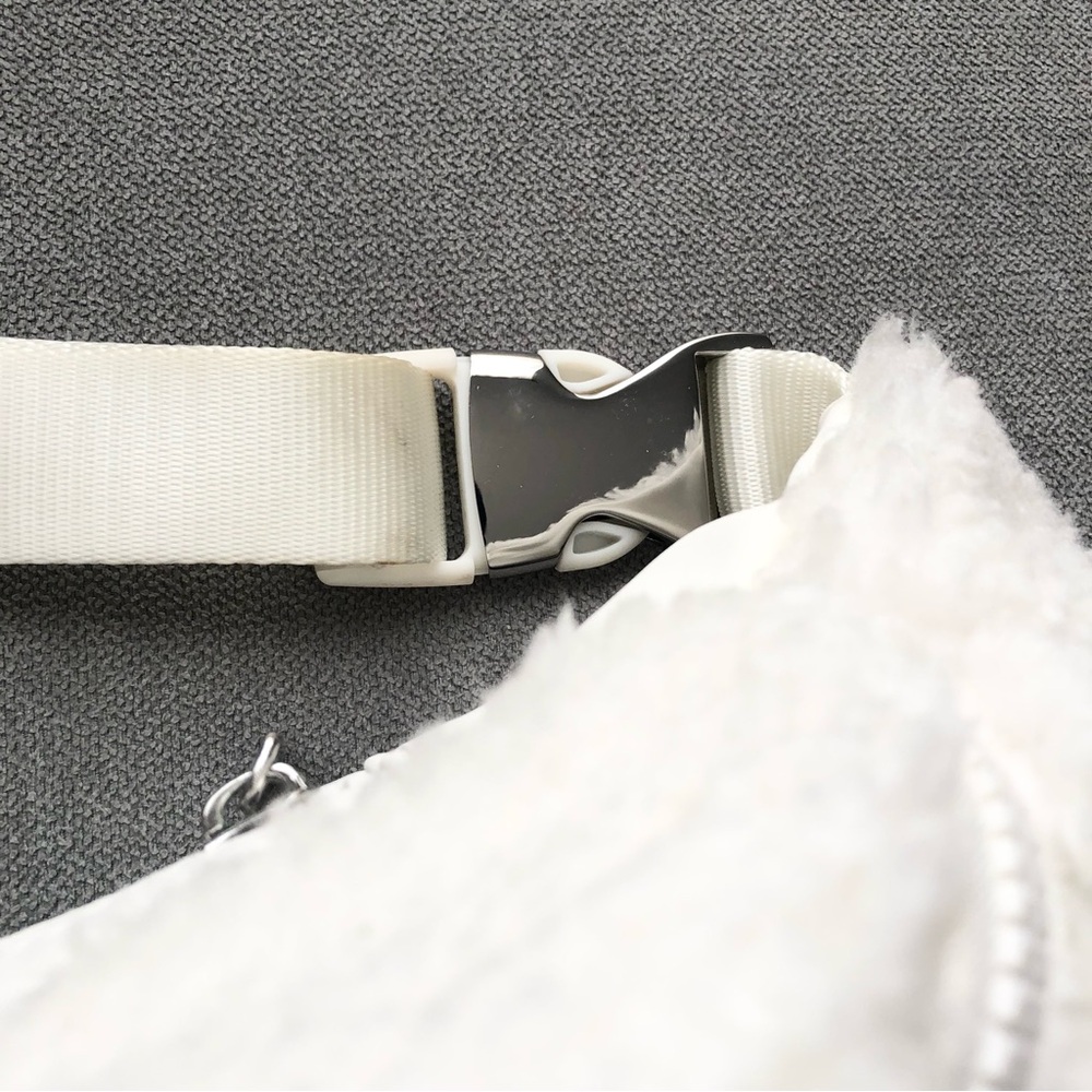 Alo Yoga Sherpa Explorer Fanny Pack Ivory - Picture 5 of 12